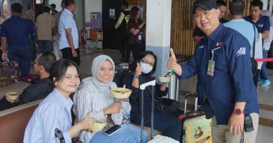 Jaga Ketahanan Pangan, PT KAI Daop 2 Bagikan Makanan Pokok Lokal Gratis ke Pelanggan