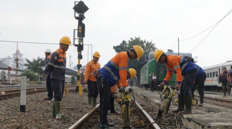 Tingkatkan Keselamatan dan Kenyamanan Perjalanan KA, Daop 2 Ganti 2.800 Meter Rel