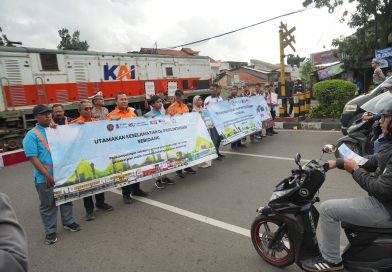 Cegah Kecelakaan, Daop 2 Himbau Warga Disiplin Berlalu Lintas di Perlintasan Sebidang