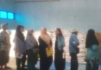 Bantu Pembagian Bansos di Kel Sukamaju Kidul, Katar Kerahkan Sejumlah Anggotanya