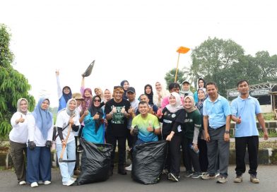 Respon Warga!Diky Candra dan Sejumlah ASN Kerja Bakti Bersihkan Rumput Liar di JB