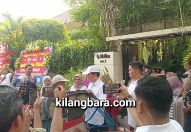 Warga Antri Ingin Poto Sejak Pagi, Jokowi Keluar Menemuinya Disambut Teriakan HBD ke-65