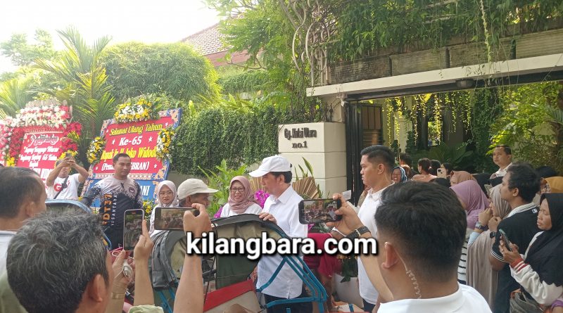 Warga Antri Ingin Poto Sejak Pagi, Jokowi Keluar Menemuinya Disambut Teriakan HBD ke-65