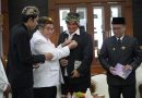 Terakhir Jadi Plh Walikota Tasik, Diky Candra Disematkan Pin Kesultanan Cirebon