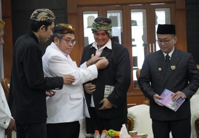 Terakhir Jadi Plh Walikota Tasik, Diky Candra Disematkan Pin Kesultanan Cirebon