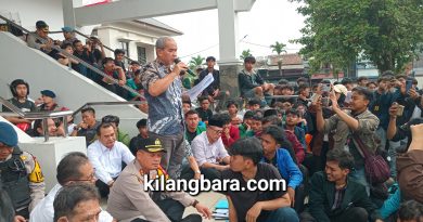Memanas!BEM Satas Jebol Pintu Gerbang DPRD Kota Tasik, Heri Ahmadi Terima Aspirasi Mahasiswa