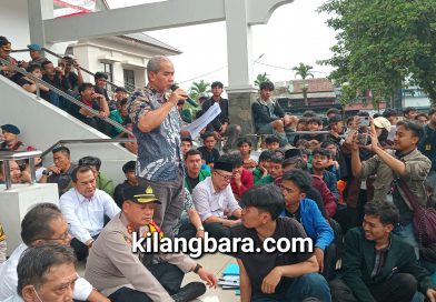 Memanas!BEM Satas Jebol Pintu Gerbang DPRD Kota Tasik, Heri Ahmadi Terima Aspirasi Mahasiswa
